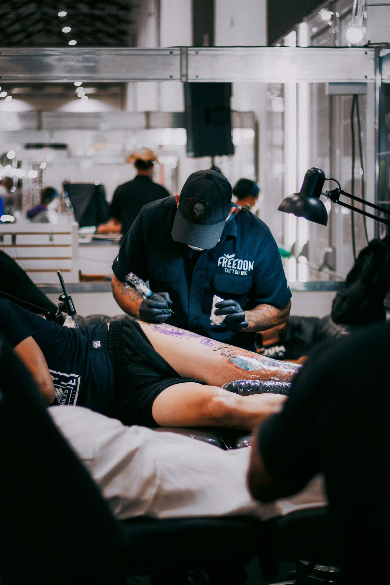 Séance de tatouage, photographie d’ambiance