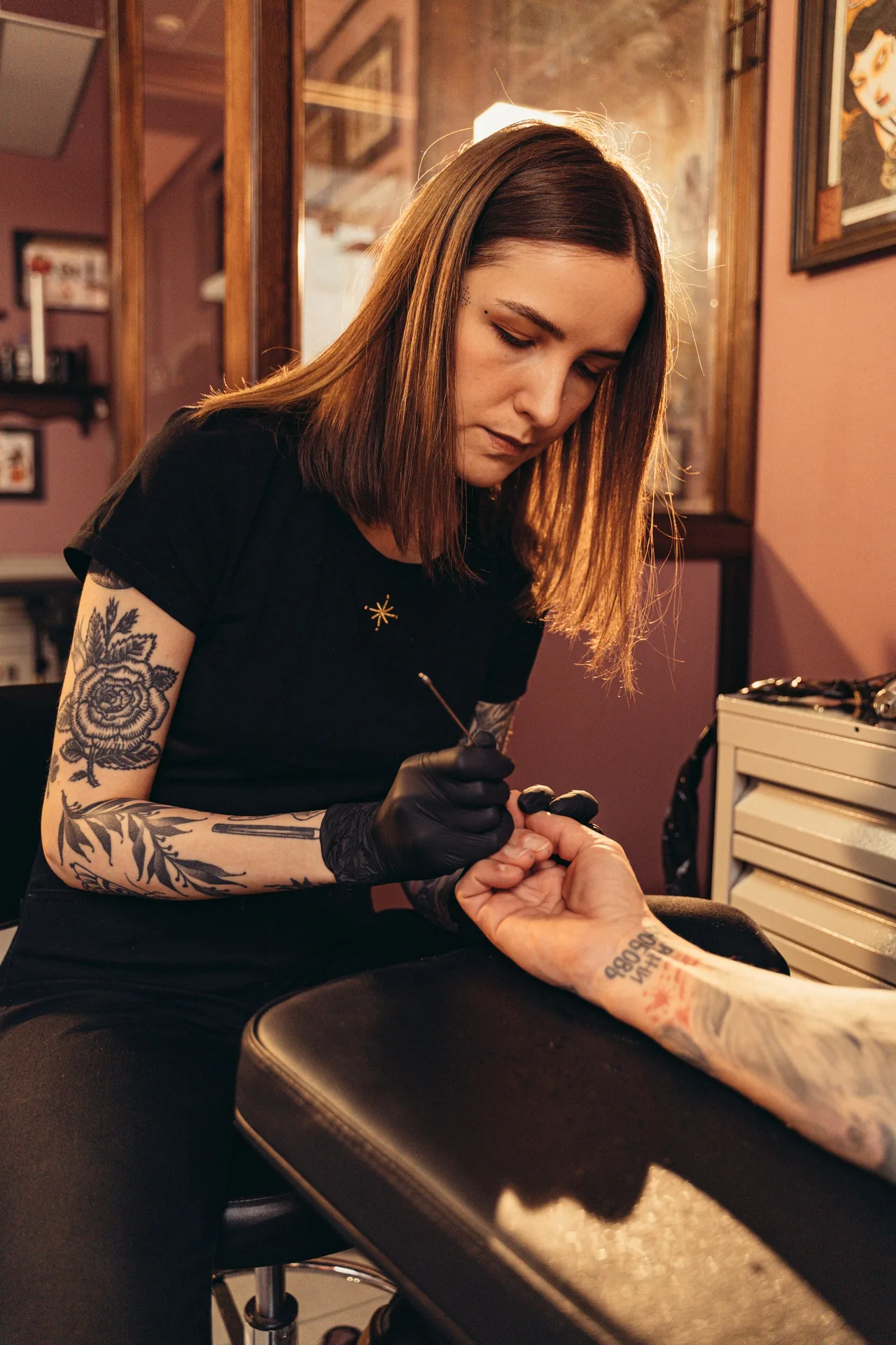 Geste de tatouage, photographie d’ambiance